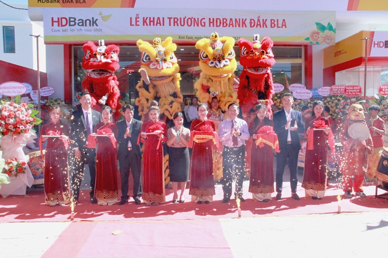 Theo đó, ngày 29/11, HDBank Đắk Bla chính thức khai trương tại số 931 Phạm Văn Đồng, phường Trần Hưng Đạo, TP Kon Tum , tỉnh Kon Tum