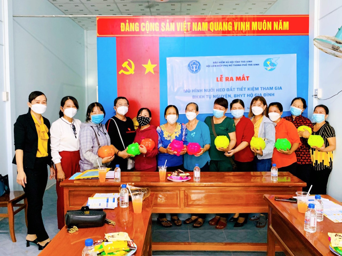 Mô hình “nuôi heo đất tiết kiệm tham gia BHXH tự nguyện” của tỉnh Trà Vinh.