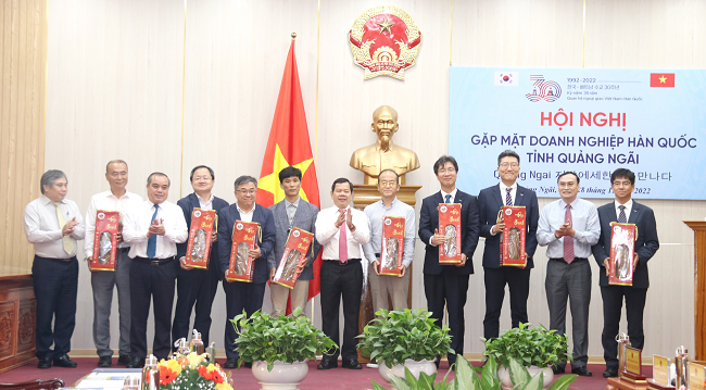 Lãnh đạo tỉnh tặng quà lưu niệm cho các doanh nghiệp Hàn Quốc đầu tư tại Quảng Ngãi.