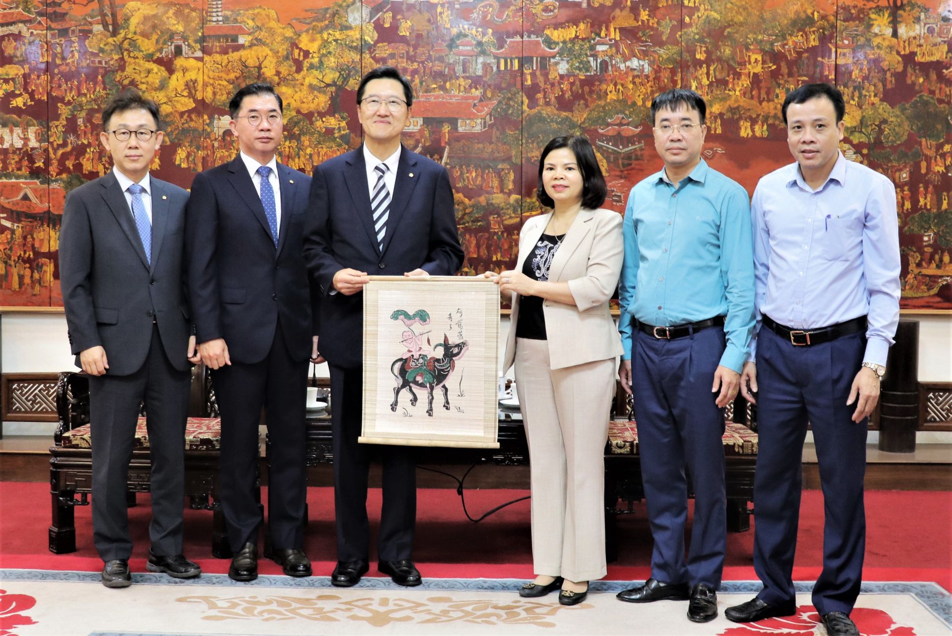 Chủ tịch UBND tỉnh Nguyễn Hương Giang giới thiệu về tranh dân gian Đông Hồ với đại diện Công ty Hanwha Techwin