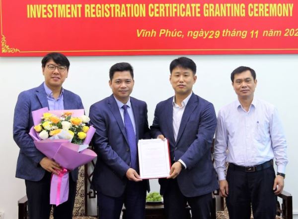 Vĩnh Phúc: Tổ chức trao Giấy chứng nhận đăng ký đầu tư cho dự án Solum Electronics Việt Nam