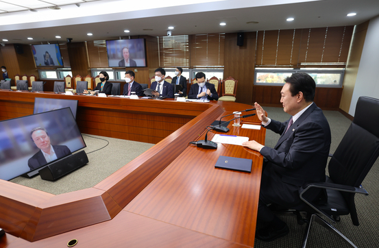 Tổng thống Hàn Quốc Yoo (phải) và Elon Musk (trái, trên màn hình) trong cuộc nói chuyện ngày 23-11 - Ảnh chụp màn hình Yonhap