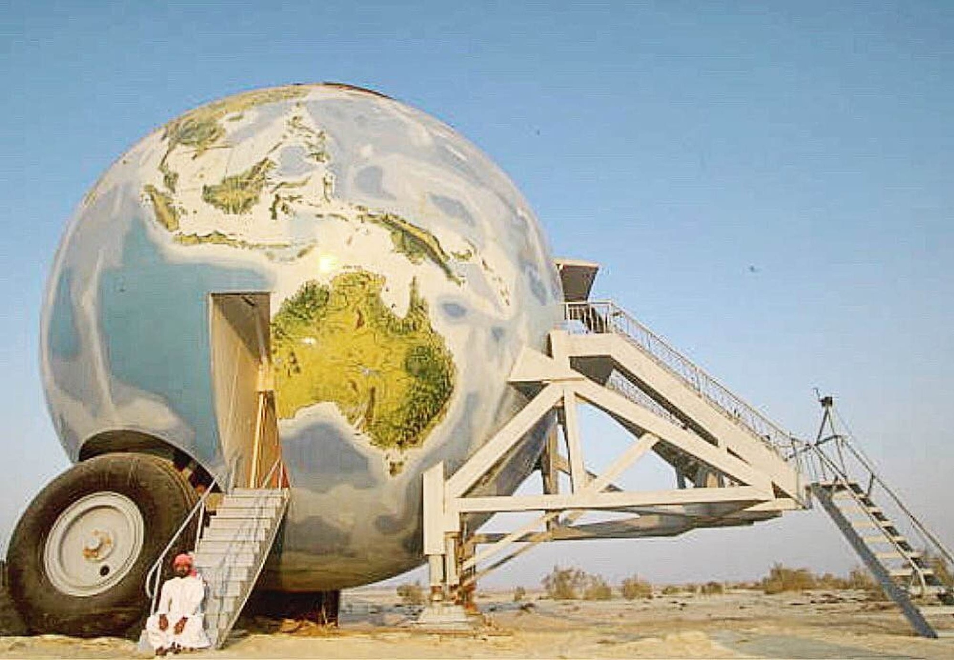 mô hình xe hình quả địa cầu thuộc quyền sở hữu của vị tỷ phú UAE.