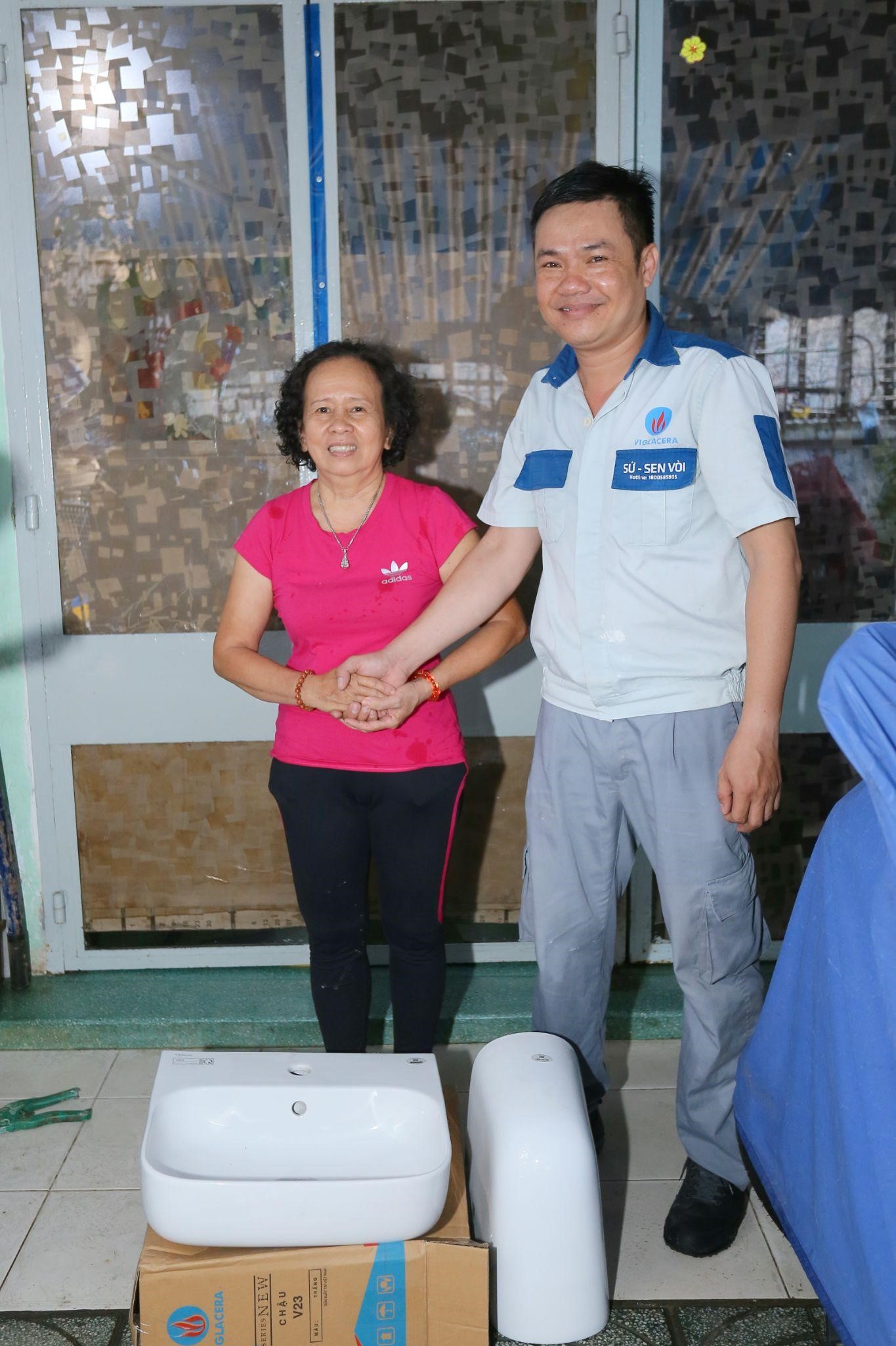 Nhân viên Trung tâm Chăm sóc khách hàng Viglacera tư vấn, nâng cấp phụ kiện - sản phẩm cho khách hàng tại Tp. Hồ Chí Minh