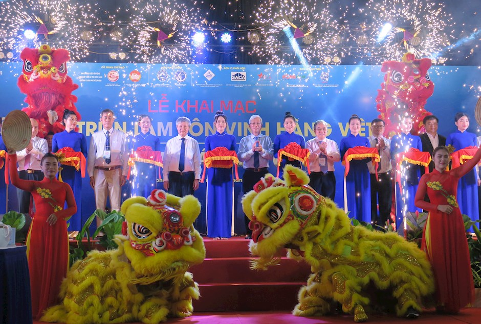 Phó Chủ tịch UBND TP HCM Võ Văn Hoan cùng các đại biểu cắt băng khai mạc Hội chợ