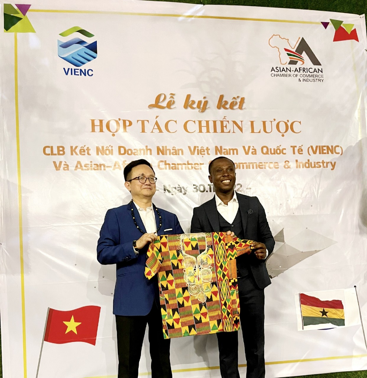 Ông Đinh Vĩnh Cường - Chủ tịch CLB VIENC và ông Mark Darko - Đại diện AACCI Ghana