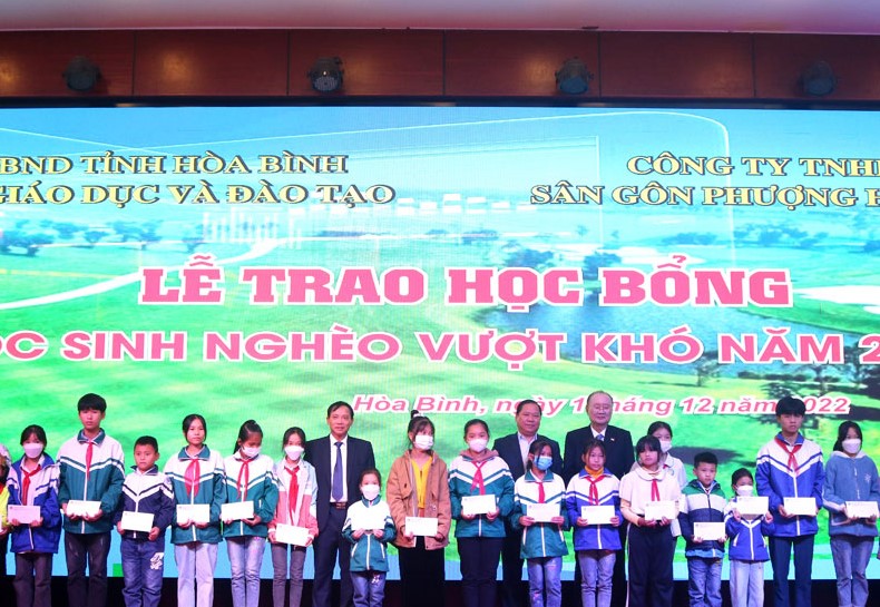 Công ty TNHH sân gôn Phượng Hoàng:  Trao 300 học bổng trị giá 600 triệu đồng cho  học sinh nghèo vượt khó