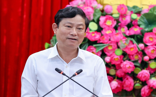 Chủ tịch UBND tỉnh Bình Dương Võ Văn Minh báo cáo tại cuộc họp