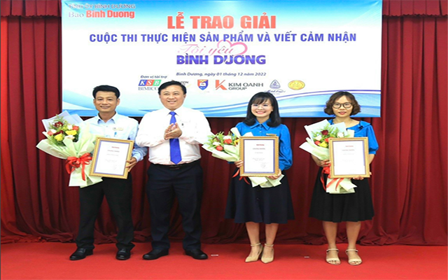 Ông Lê Minh Tùng, Tổng Biên tập Báo Bình Dương trao giải cho tác giả, nhóm tác giả thực hiện video clip có chất lượng cao nhất