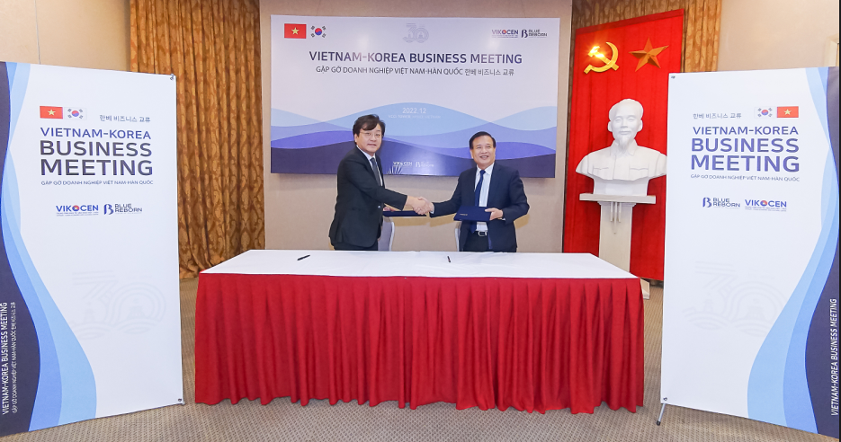 Ông Teawon Jeong – Chủ tịch Blue Reborn (trái) và Ông Phạm Văn Yên – Giám đốc Trung tâm Kinh tế, Văn hóa Việt – Hàn (phải) ký thỏa thuận hợp tác chiến lược
