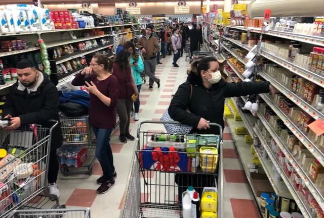 Người dân mua sắm tại một siêu thị ở Mỹ. (Ảnh: Getty Images)