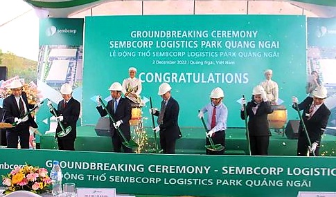 Tập đoàn Sembcorp Industries (Singapore) phối hợp với Ban Quản lý KKT Dung Quất và các KCN tỉnh tổ chức khởi công dự án Trung tâm Kho vận Sembcorp Quảng Ngãi – nhà kho xây sẵn đầu tiên tại miền Trung.