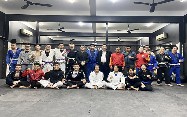 ông Cao Văn Chóng, Phó giám đốc Sở Văn Hóa - Thể Thao và Du Lịch tỉnh dẫn đầu vừa đến thăm hỏi, động viên và khích lệ tinh thần các đội tuyển Vovinam, Wushu, Judo và Jujitsu đang tập trung tại Hà Nội