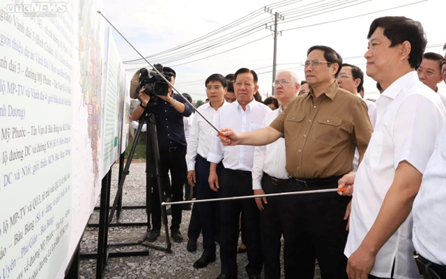 Thủ tướng nghe báo cáo về tuyến đường cao tốc TP.HCM - Thủ Dầu Một - Chơn Thành