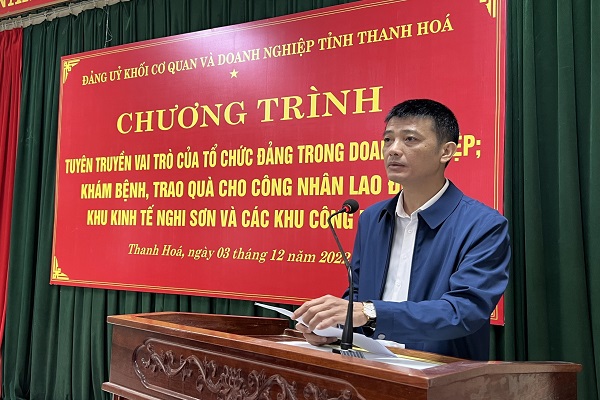 Ông Đỗ Hồng Quang, Phó Bí thư Đảng ủy khối cơ quan và doanh nghiệp tỉnh Thanh Hóa chia sẻ những kinh nghiệm phát triển tổ chức đảng và đảng viên trong doanh nghiệp tư nhân