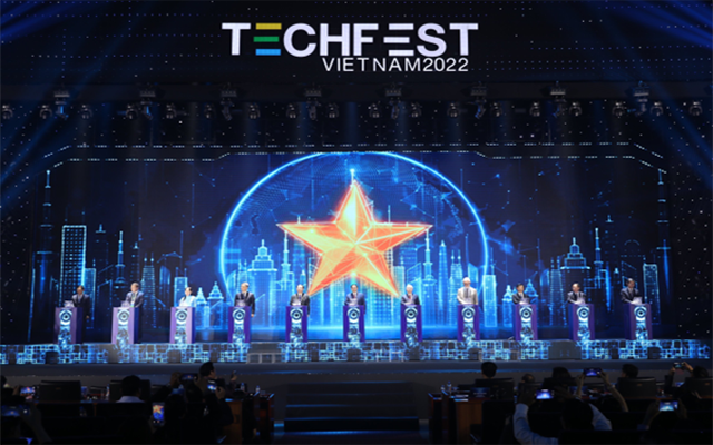 Đại biểu thực hiện nghi thức ghi nhận Dấu ấn Techfest Vietnam 2022