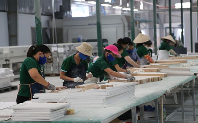 Nhiều doanh nghiệp về gỗ vẫn tuyển dụng lượng lao động lớn vào cuối năm (Tân Uyên, Bình Dương)