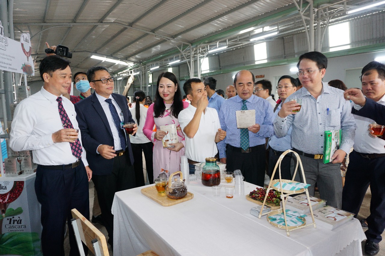 Các đại biểu khách mời dùng thử sản phẩm của doanh nghiệp triển lãm tại Khu Không gian Khởi nghiệp