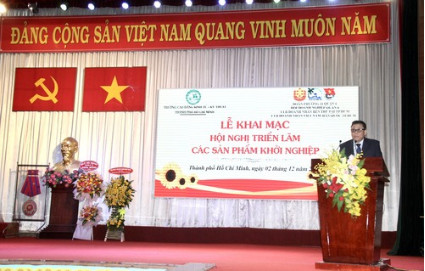 ông Khê Văn Mạnh - Bí thư Đảng ủy, Hiệu trưởng nhà trường phát biểu khai mạc hội nghị