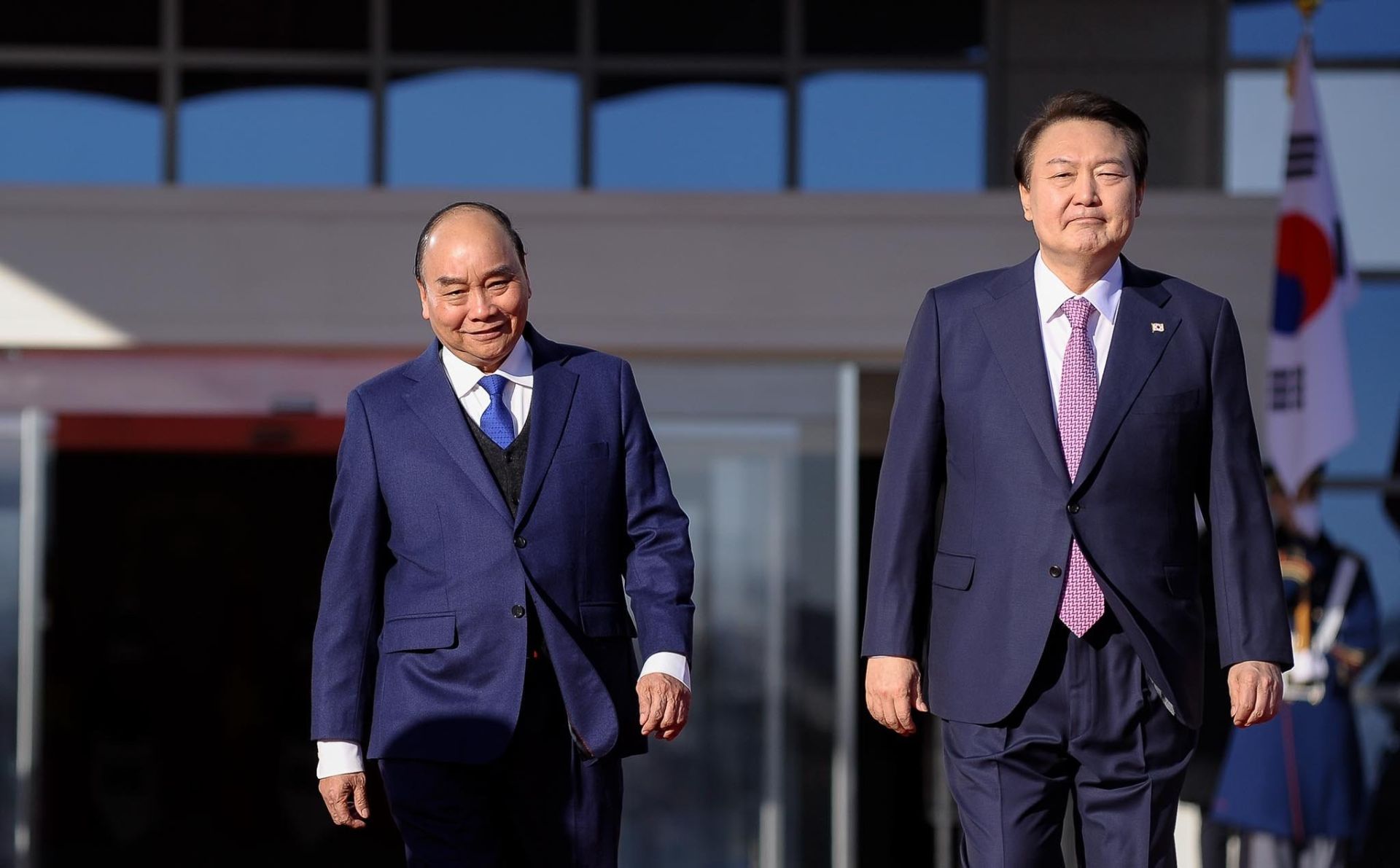 Tổng thống Hàn Quốc và Chủ tịch nước Nguyễn Xuân Phúc tại lễ đón.