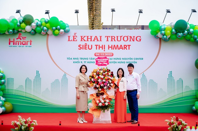 Bà Hồ Hiền - Đại diện Natrumax Việt Nam (Bên trái) tặng hoa chúc mừng  khai trương siêu thị Hmart