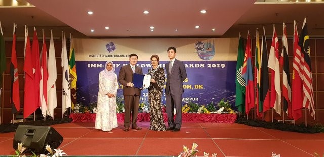 Ông Trần Hoàng, Chủ tịch VMA nhận Giải thưởng Liên Đoàn Marketing Châu Á (AMF) và Học viện Marketing Malaysia (IMM).