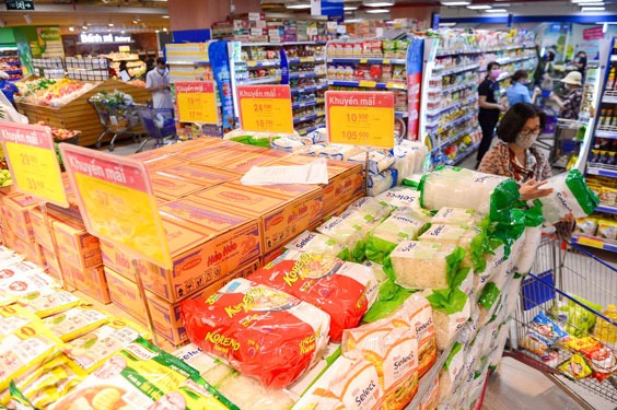 Các siêu thị sẽ khuyến mại nhiều hơn, đậm hơn trong dịp Tết 2023. Ảnh: Hoàng Triều