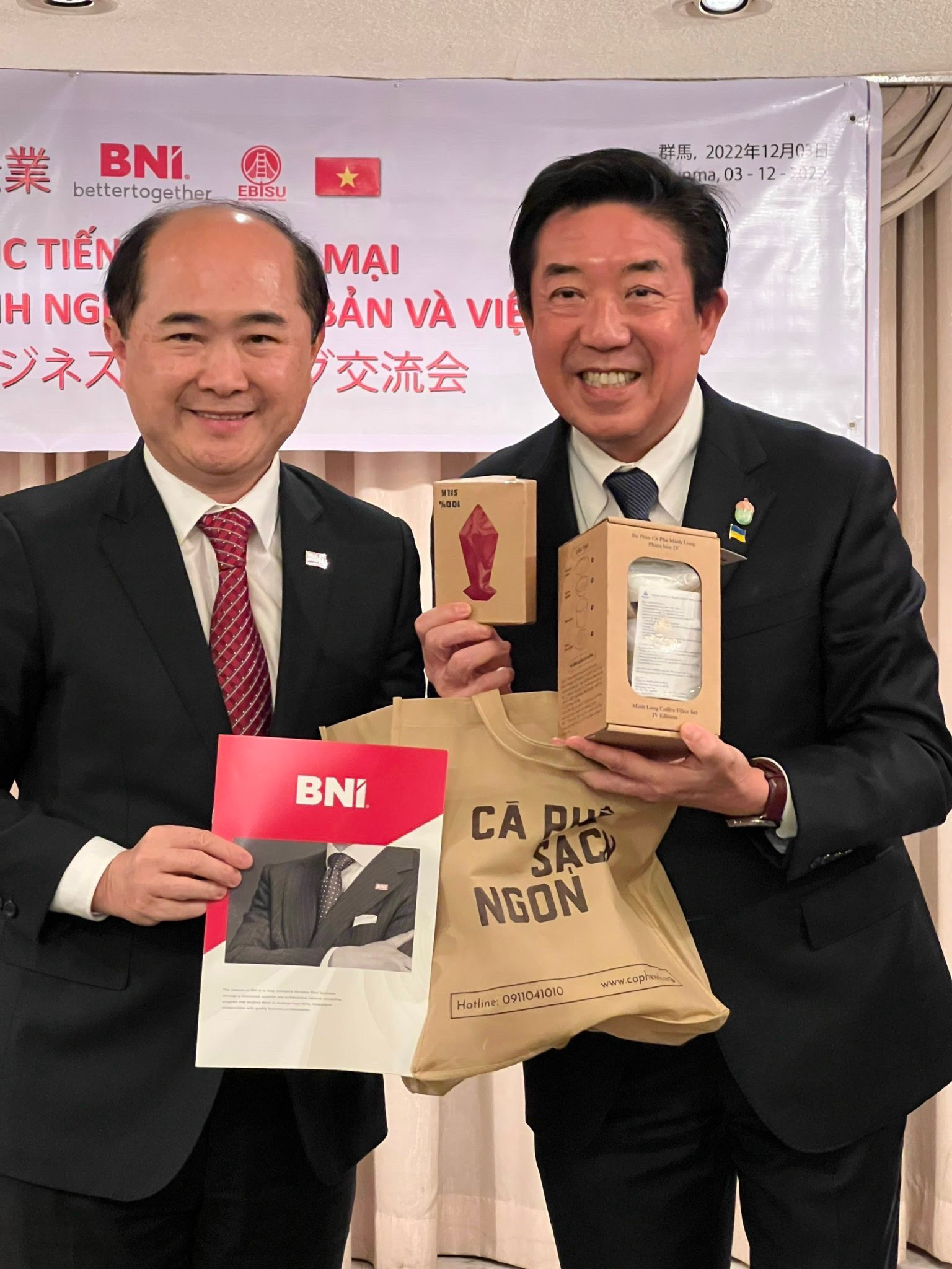 Ông Hồ Quang Minh - Chủ tịch BNI Việt Nam giới thiệu cafe sạch Việt Nam đến ngài Thị Trưởng - ông RYU YAMAMOTO.