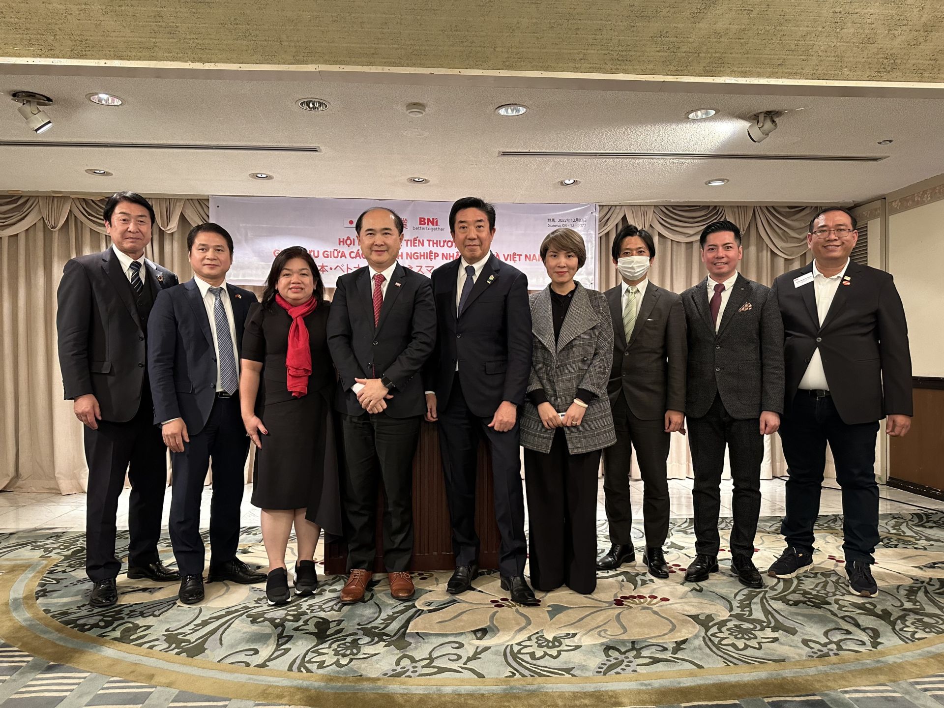 Chủ tịch BNI Việt Nam Hồ Quang Minh chụp ảnh lưu niệm cùng các DN Nhật Bản