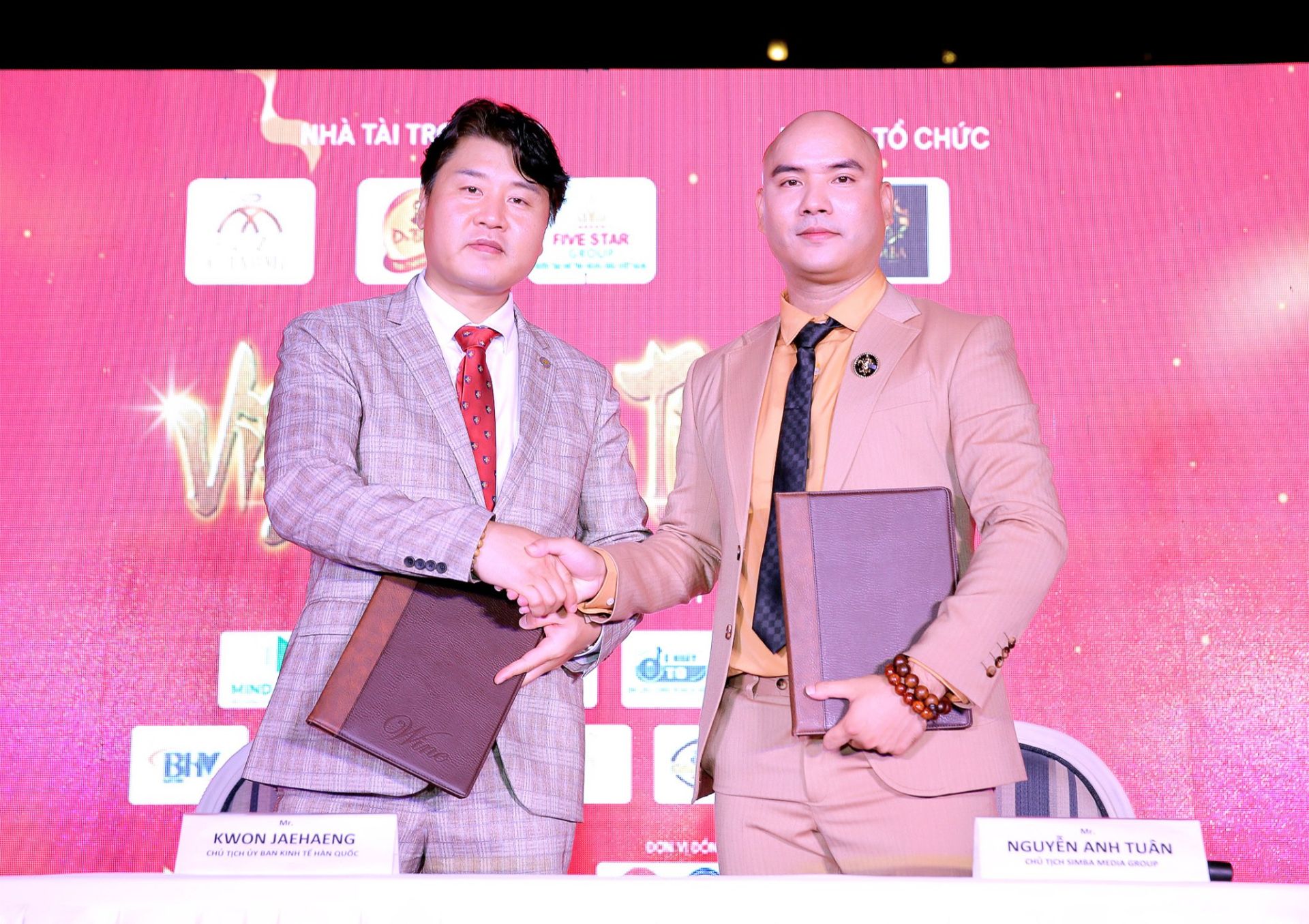 the Vietnam and International Trade and Investment Promotion Center in collaboration with the Korea-Vietnam Economic Support Committee and Simba Media Group organized a program to connect trade and art performances with the theme "Vietnam elite - International integration"..