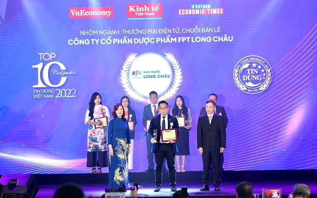 Ông Nguyễn Đức Long - Giám đốc Kinh doanh miền Bắc, đại diện FPT Long Châu nhận vinh danh Top 10 Tin dùng Việt Nam 2022