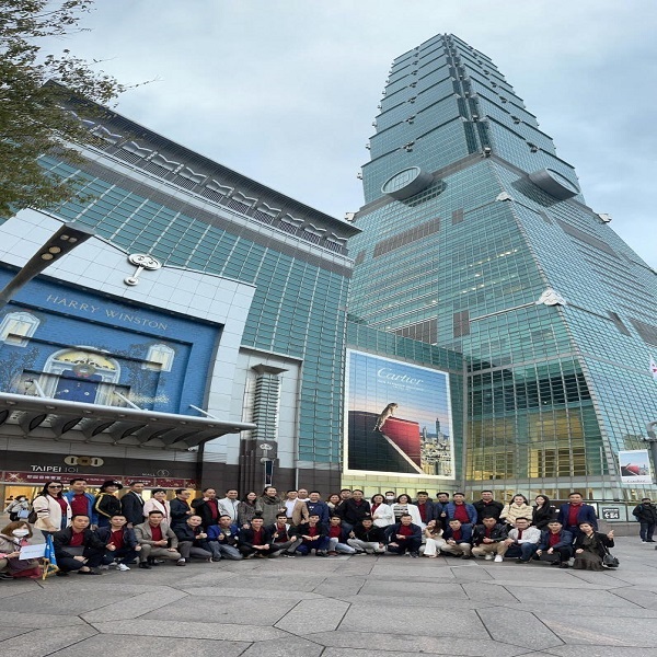 Các doanh nghiệp chụp ảnh lưu niệm tại tòa nhà 110 tầng (tốp 10 tòa nhà cao nhất thế giới) tại Đài Bắc.