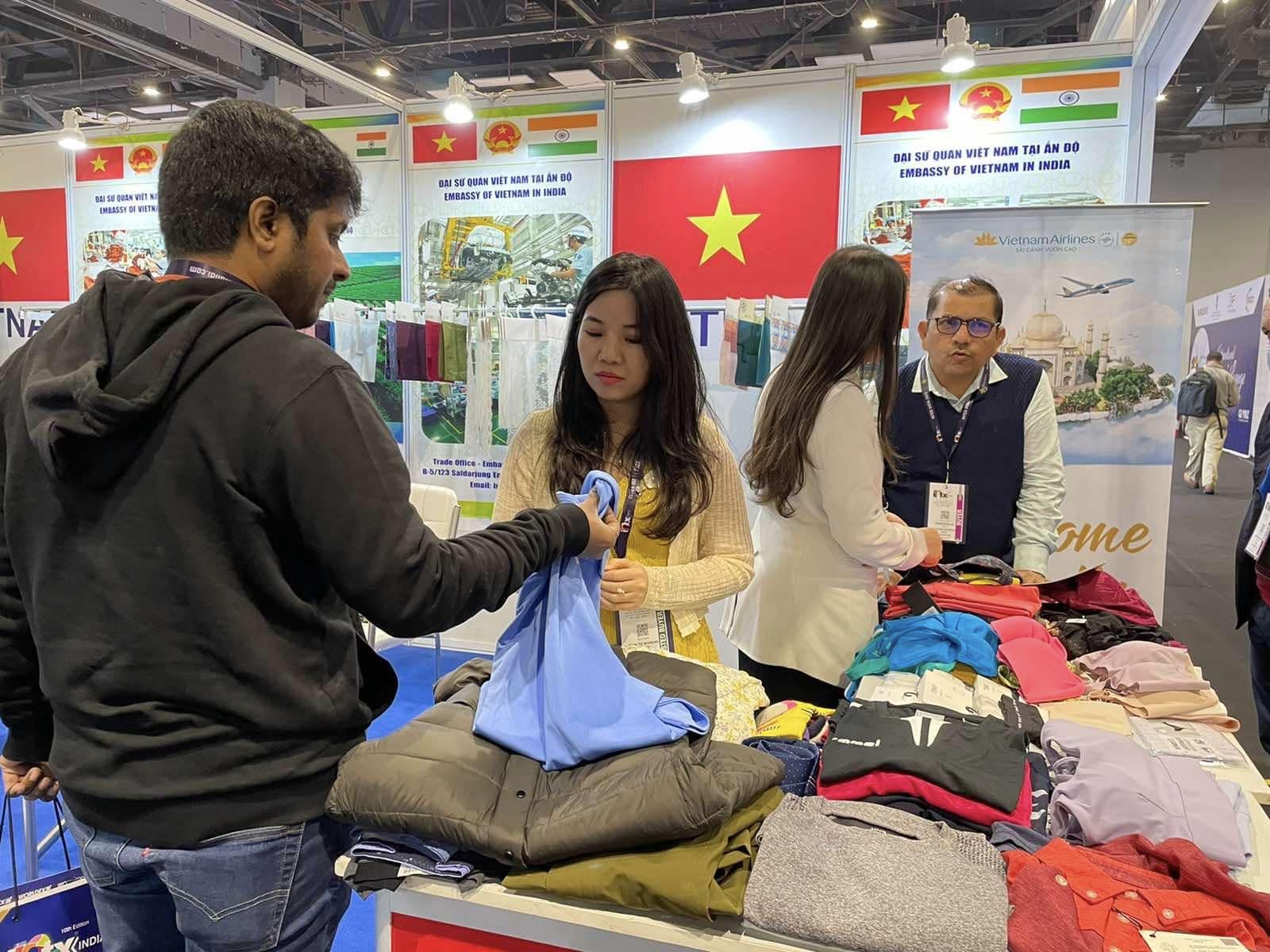 Doanh nghiệp Việt Nam tìm kiếm cơ hội tại Hội chợ dệt may Nam Á. Ảnh BCT