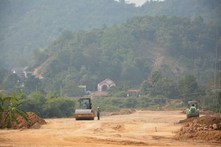 Ảnh: Đường nối Cao tốc Hòa Lạc – Hòa Bình với KCN Yên Quang đang thi công phần nền đường