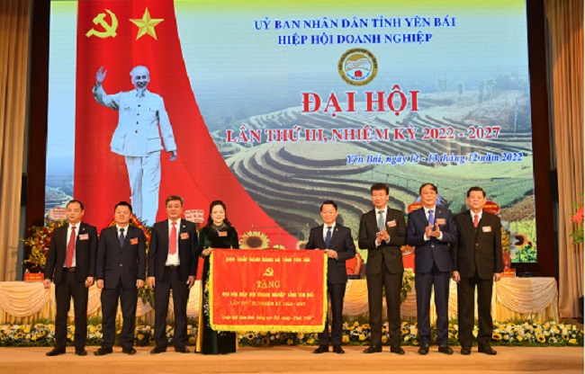 Đồng chí Đỗ Đức Duy – Bí thư Tỉnh ủy tỉnh Yên Bái tặng  cờ lưu niệm cho Hiệp hội DN tại Đại hội