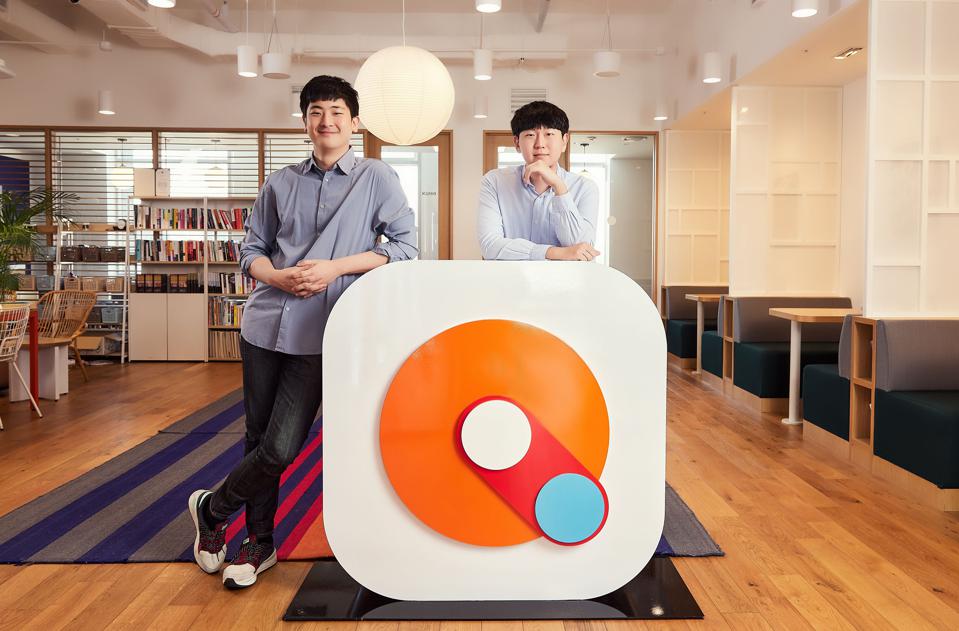 Đồng sáng lập và đồng CEO của Mathpresso Ray Lee (trái) và Jake Lee (phải). Ảnh: Forbes
