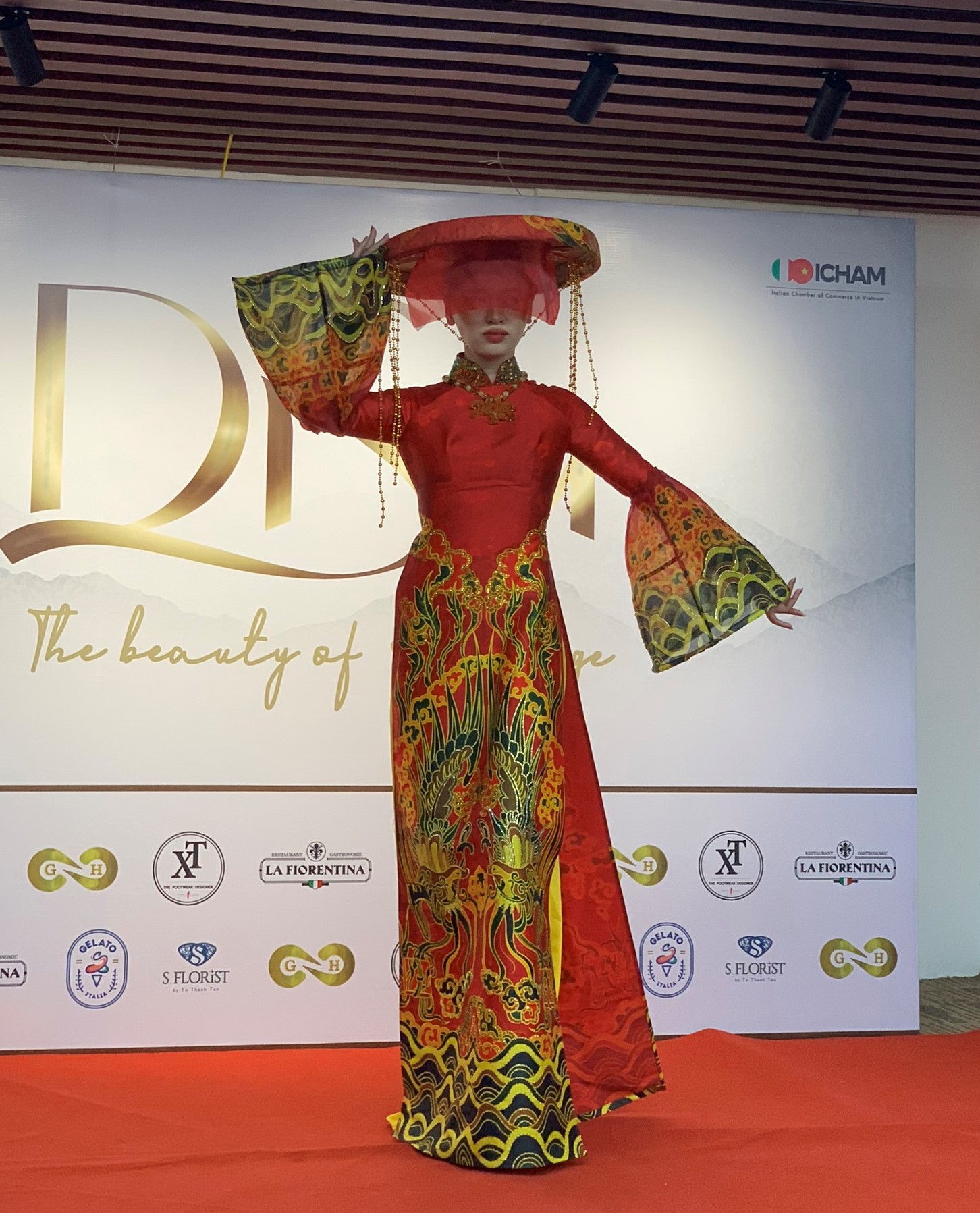Trang phục của nhà thiết kế Việt Nam Lasen Vu