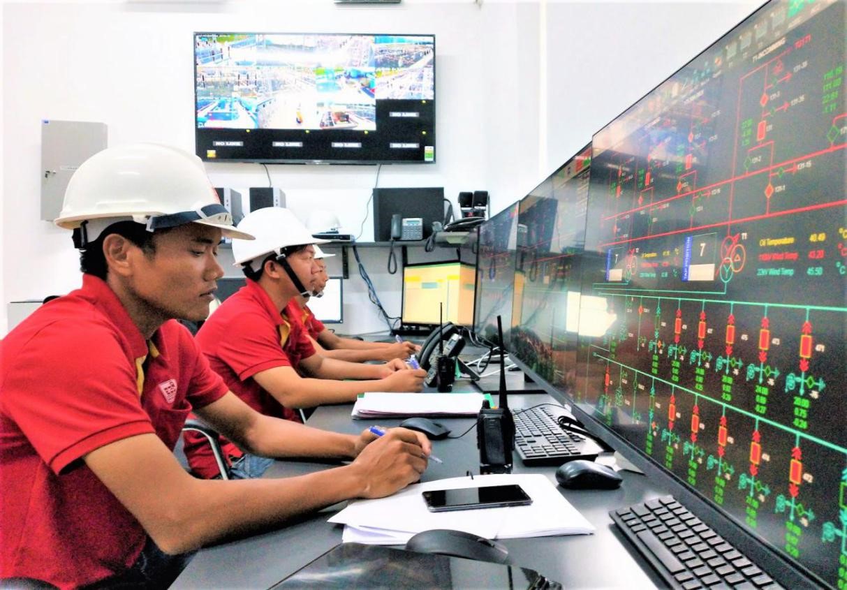 Engineers measure the beauty of the sun with the electrical connection diagram on the HMI . screen