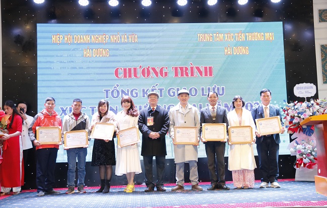 Ông Đoàn Văn Nghệ - Chủ tịch Hiệp hội Doanh nghiệp nhỏ và vừa tỉnh Hải Dương trao quyết định Kết nạp hội viên mới năm 2022