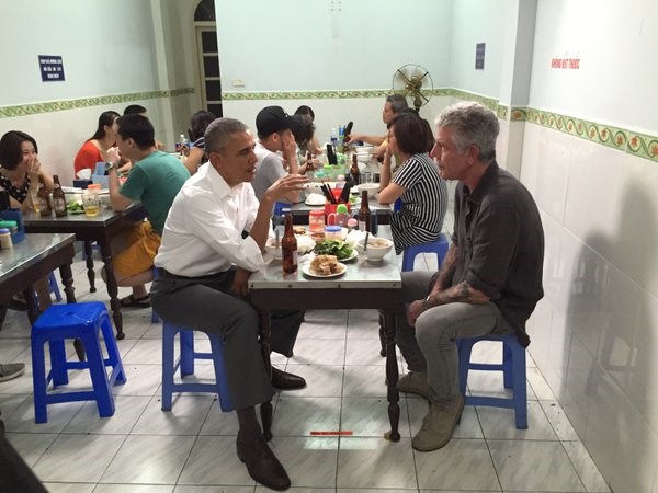 Hình ảnh cựu Tổng thống Mỹ Obama ăn bún chả tại Hà Nội. (Nguồn: Twitter)