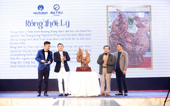 Nghệ nhân Nhân Dân Trần Độ (người đứng thứ 2 bên phải) trao vật phẩm Rồng thời Lý cho người đấu giá thành công.