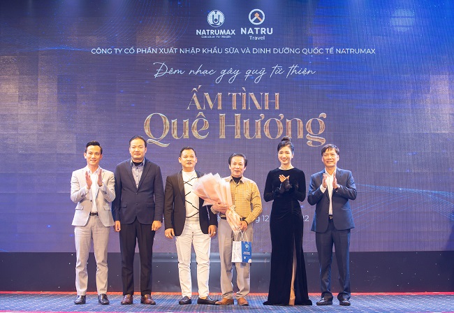 Ban lãnh đạo Natrumax Việt Nam tặng hoa Nghệ nhân Nhân Dân Trần Độ
