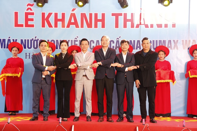 Ban lãnh đạo Natrumax Việt Nam chụp ảnh cùng các nhà đầu tư nhà máy nước.