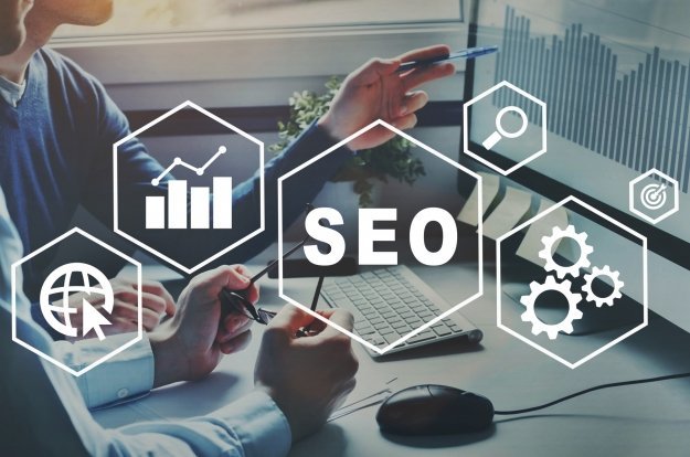 SEO Marketing là quá trình tối ưu website và tiếp thị để tăng khả năng hiển thị thương hiệu trên môi trường trực tuyến đặc biệt trong trang tìm kiếm của Google