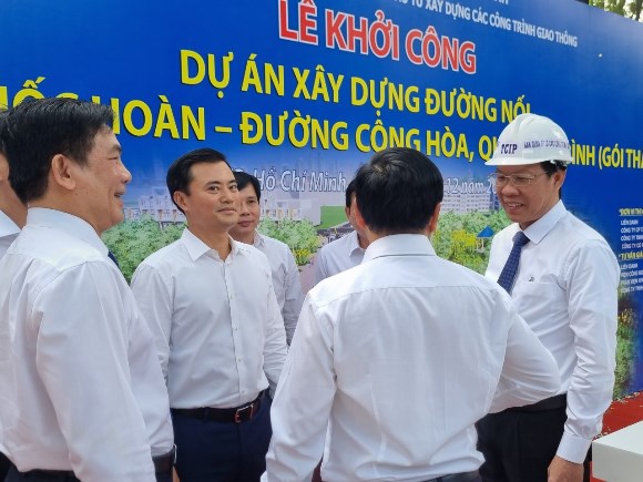 Tham dự lễ khởi công có Bộ trưởng Bộ Giao thông vận tải Nguyễn Văn Thắng, Chủ tịch UBND TP HCM Phan Văn Mãi cùng lãnh đạo nhiều sở, ngành liên quan.