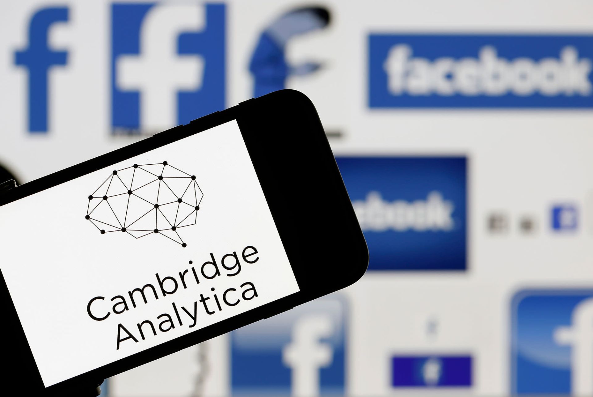 mạng xã hội Facebook đã bị cáo buộc để cho các bên thứ ba, như công ty phân tích Cambridge Analytica, tiếp cận những dữ liệu riêng tư của người dùng.