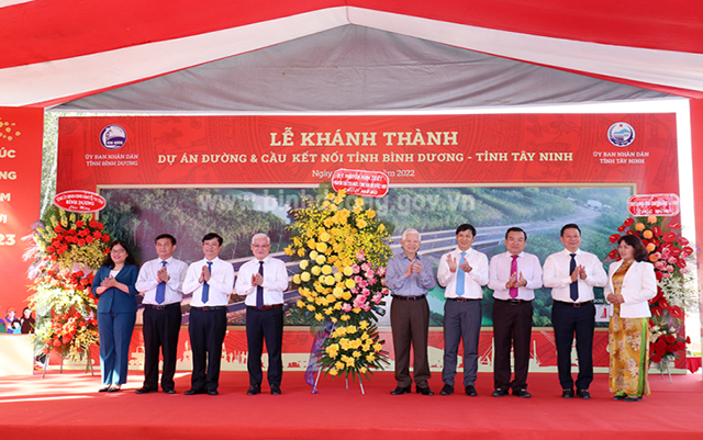 Nguyên Chủ tịch nước Nguyễn Minh Triết (giữa) tặng lẵng hoa chúc mừng hai địa phương