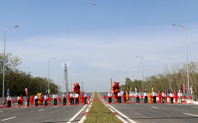 Đại biểu thực hiện nghi thức cắt băng khánh thành công trình xây dựng đường và cầu kết nối tỉnh Bình Dương và tỉnh Tây Ninh