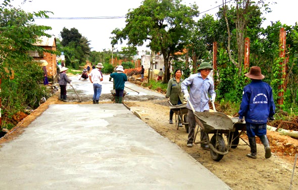 Người dân thôn 7 xã Ea Đar đóng góp tiền và ngày công xây dựng đường giao thông nông thôn