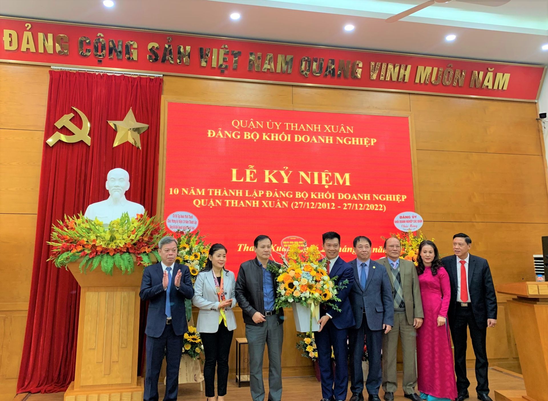 Đại diện các Ban Công tác của Thành ủy Hà Nội, lãnh đạo Quận ủy Thanh Xuân tặng hoa chúc mừng Đảng ủy Khối Doanh nghiệp quận Thanh Xuân.